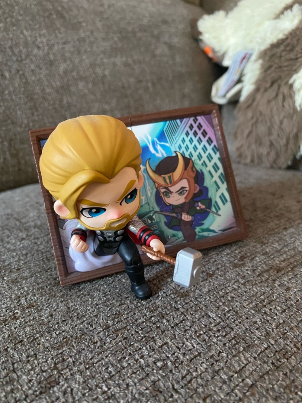 MAGNETIC THOR Figurine with Backdrop